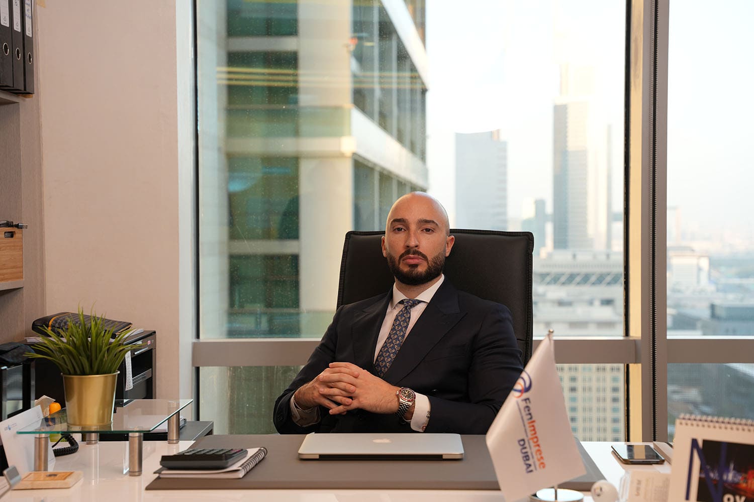 daniele pescara nel suo ufficio di dubai a supportare imprenditori negli investimenti