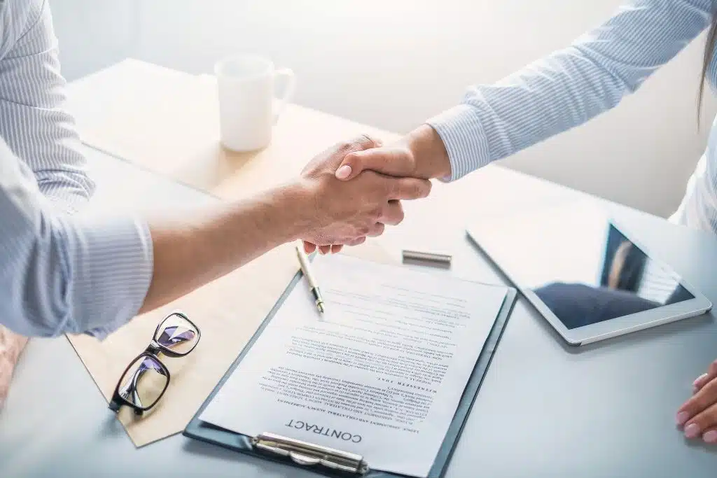 Contratto collettivo a Dubai - esiste davvero e come funziona la regolamentazione del lavoro negli Emirati